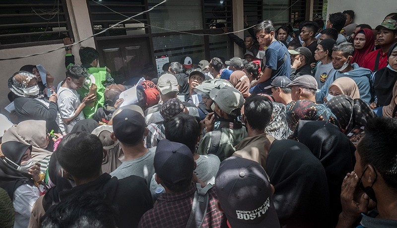 Sejumlah Warga Pingsan saat Berdesakan Ambil BLT di Rangkasbitung - Bagian 3