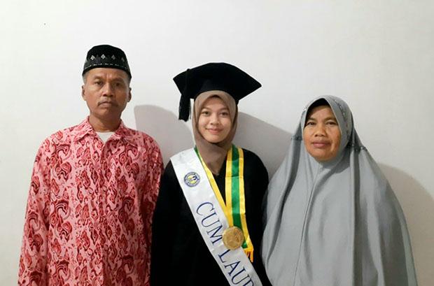  Keren Banget, Anak Pedagang Pasar Ini Sabet IPK Tertinggi Wisuda UNY