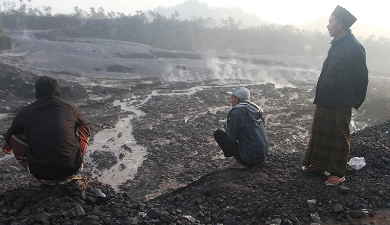 Jalur Aliran Awan Panas Gunung Semeru Jadi Tontonan Warga - Bagian 2