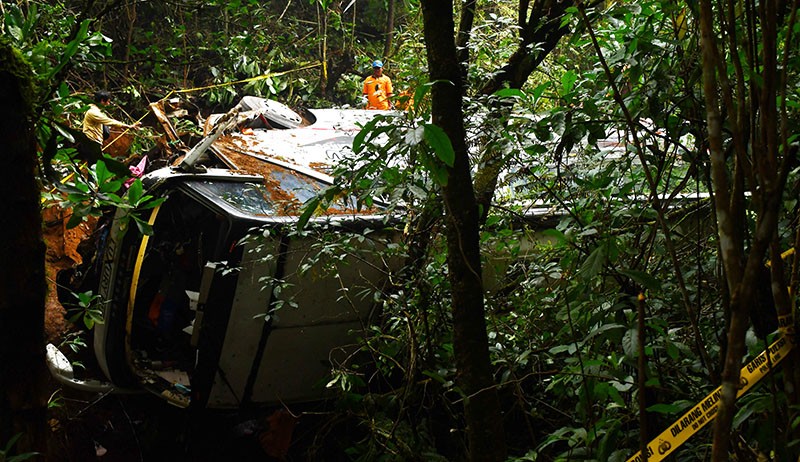 Foto Bus Pariwisata Masuk Jurang 50 Meter di Magetan - Bagian 1