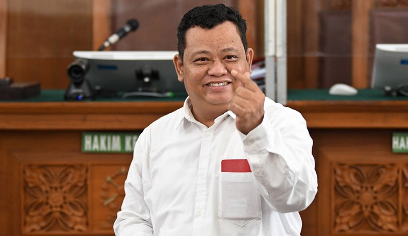 Senyum Lebar Kuat Maruf Sambil Acungkan Jari Hati - Bagian 1