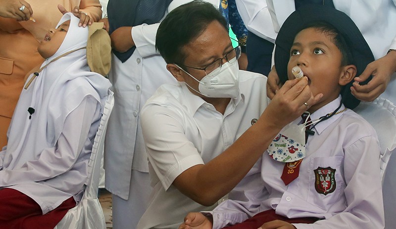 Menkes Teteskan Vaksin Polio kepada Pelajar SD - Bagian 1