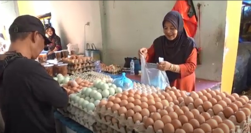 Jelang Nataru, Harga Telur Ayam di Parepare Tembus Rp50.000 Per Rak