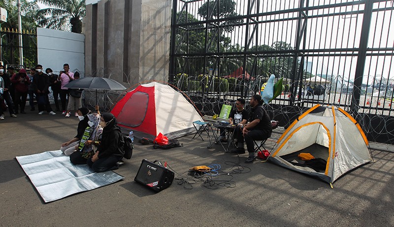 Massa Aksi Tolak Pengesahan RKUHP Bangun Tenda di Depan DPR - Bagian 2