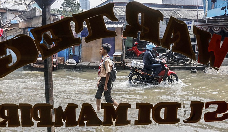 Kawasan Pesisir Jakarta Diterjang Banjir Rob Diperkirakan hingga 13 Desember - Bagian 1