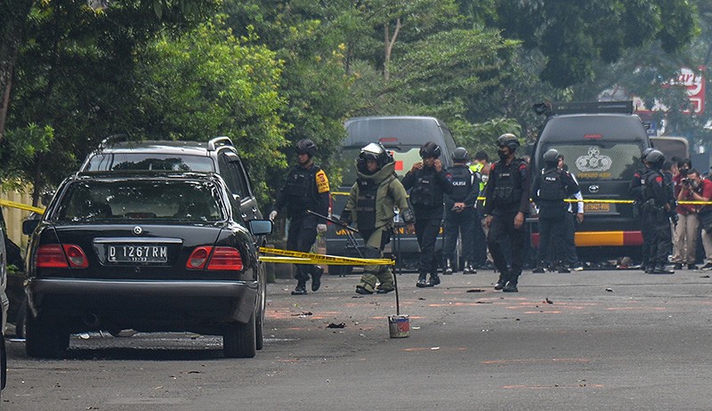 TKP Ledakan Polsek Astana Anyar Steril Dijaga Brimob Bersenjata Lengkap - Bagian 2