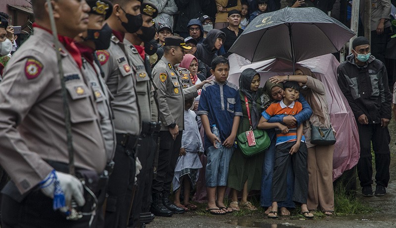 Haru, Tangisan Anak Istri Polisi Korban Bom Bunuh Diri Iringi Pemakaman - Bagian 1