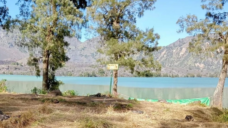 Segara Anak, Danau di Kawah Gunung Rinjani yang Ditumbuhi Pohon Keramat