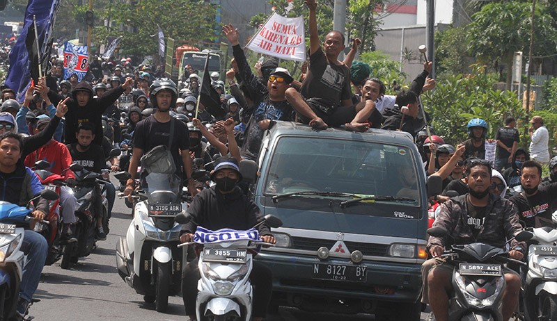 Aparat Penegak Hukum Dinilai Lambat, Aremania Blokade Jalan Tol Selama 135 Menit - Bagian 2