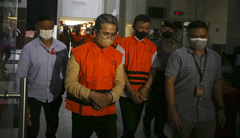 Bupati Bangkalan Abdul Latif Amin Imron Pakai Rompi Tahanan KPK - Bagian 2