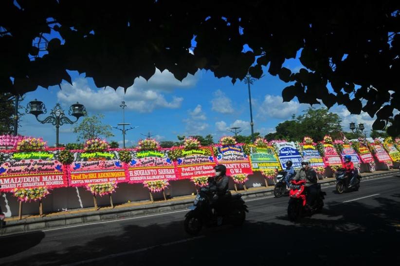 Karangan Bunga Ucapan Selamat Pernikahan Kaesang-Erina Penuhi Kawasan Pura Mangkunegaran Solo - Bagian 1