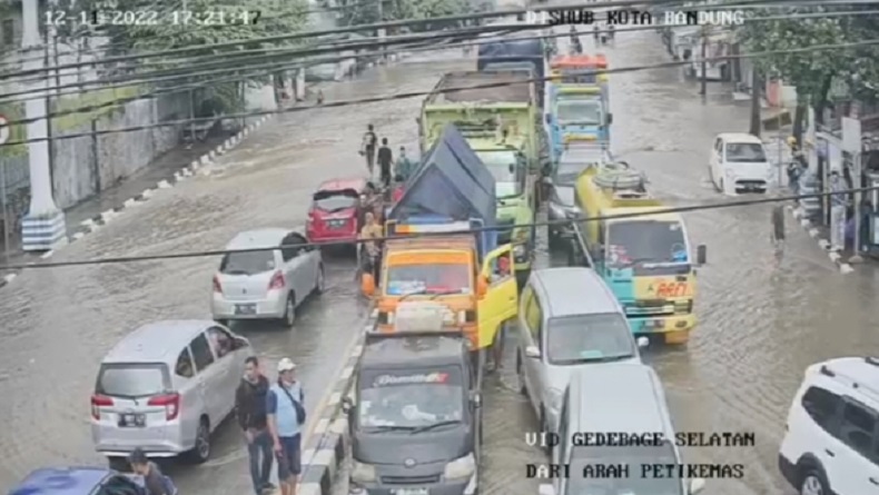 Simpang Gedebage Bandung Terendam Banjir, Arus Lalu Lintas Tersendat