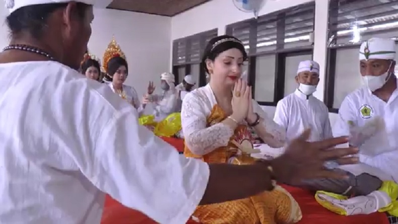 Dalami Agama Hindu, WNA asal Jerman Ikut Tradisi Metatah di Bali