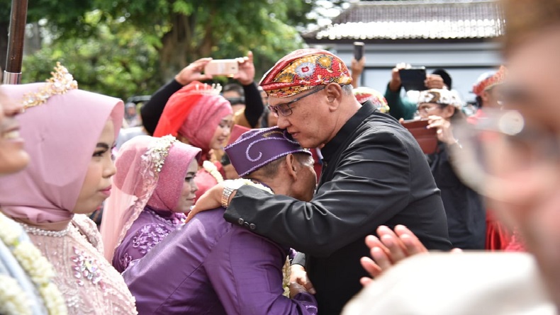 64 Pasangan Pengantin di Kuningan Ikut Nikah Massal, Semringah Dapat Pengakuan Negara