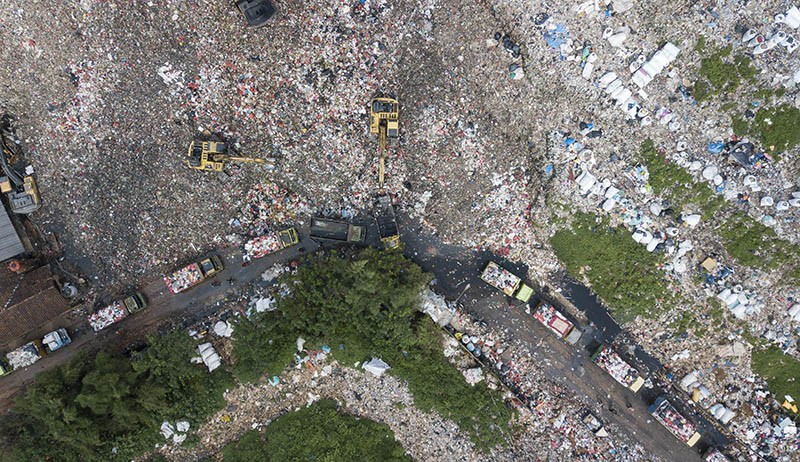 Antrean Panjang Truk Sampah akibat Akses ke TPA Burangkeng Longsor  - Bagian 1