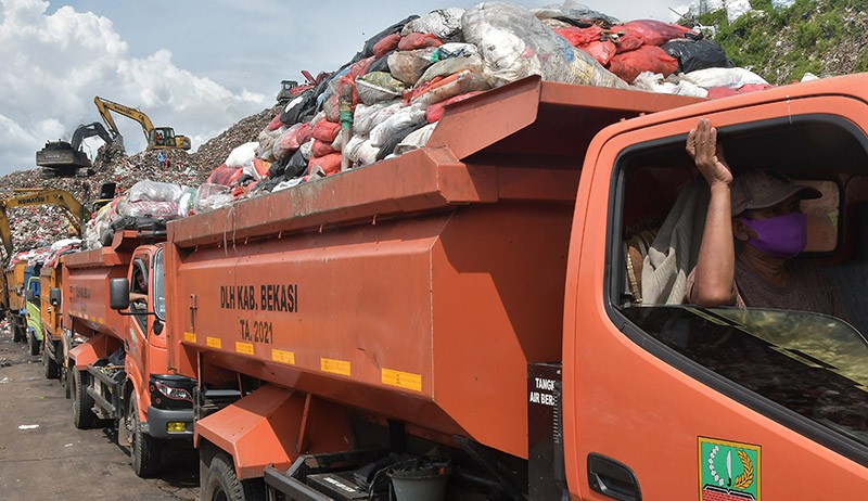 Antrean Panjang Truk Sampah akibat Akses ke TPA Burangkeng Longsor  - Bagian 2