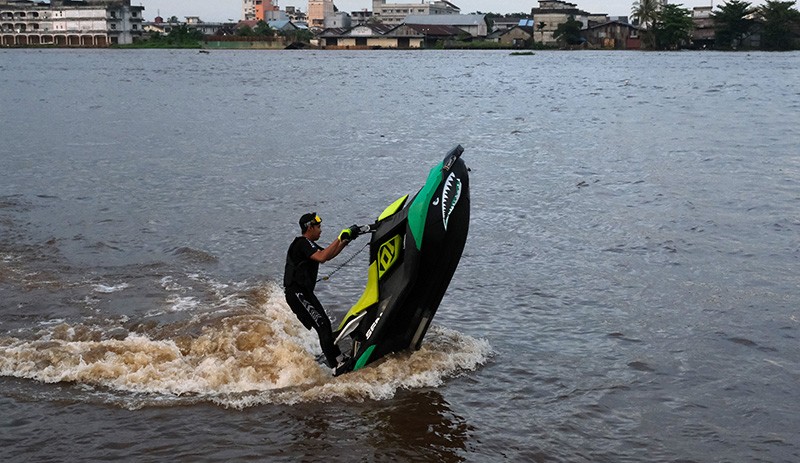 Serunya Bermain Jet Ski di Tengah Sungai Kapuas - Bagian 1