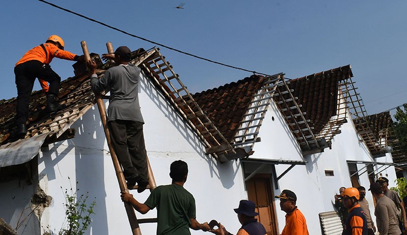 Rumah Warga Sidomulyo Madiun Rusak Diterjang Angin Puting Beliung - Bagian 1