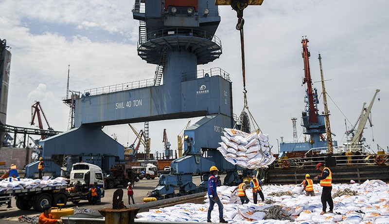Penampakan 5.000 Ton Beras Bulog Impor dari Vietnam Tiba di Jakarta - Bagian 3