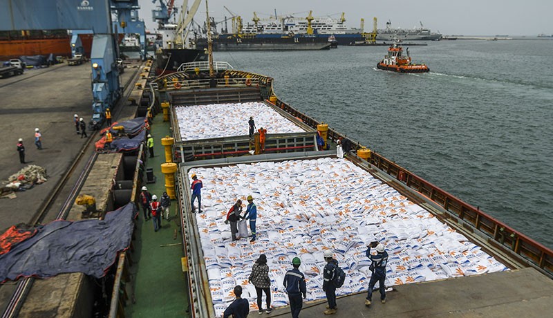 Penampakan 5.000 Ton Beras Bulog Impor dari Vietnam Tiba di Jakarta - Bagian 2