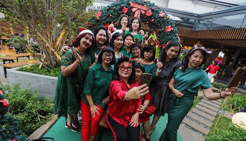 Pernak-pernik Natal Hiasi Pusat Perbelanjaan - Bagian 3
