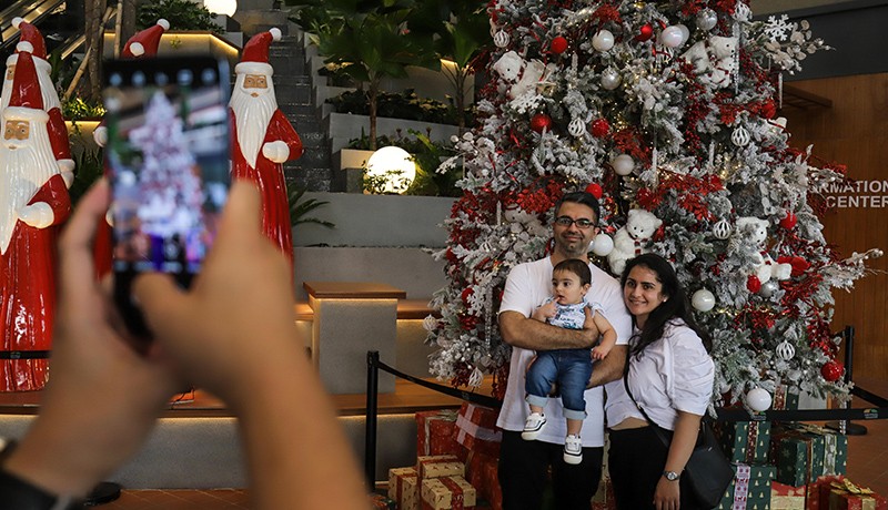 Pernak-pernik Natal Hiasi Pusat Perbelanjaan - Bagian 4