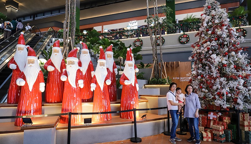 Pernak-pernik Natal Hiasi Pusat Perbelanjaan - Bagian 1