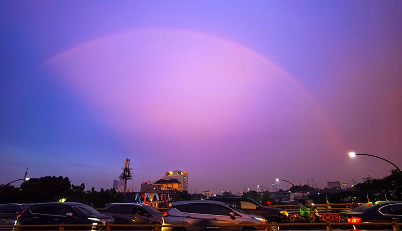 Cantiknya Pelangi Muncul di Langit Jakarta - Bagian 1