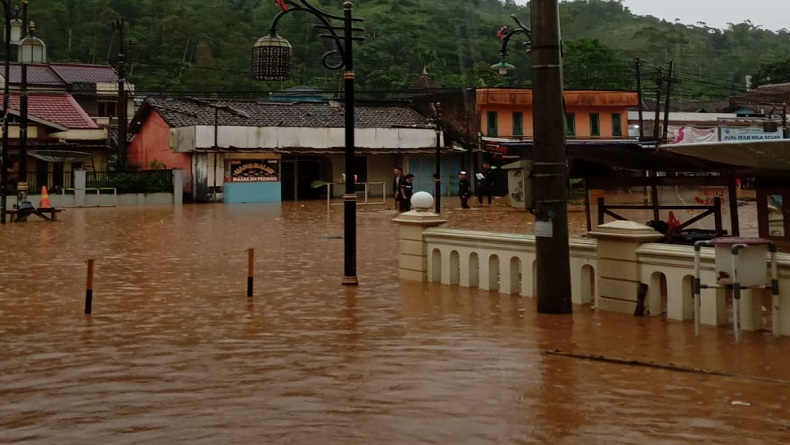 Sungai Cibalapulang Meluap Rendam Ratusan Rumah di Sukanagara Cianjur