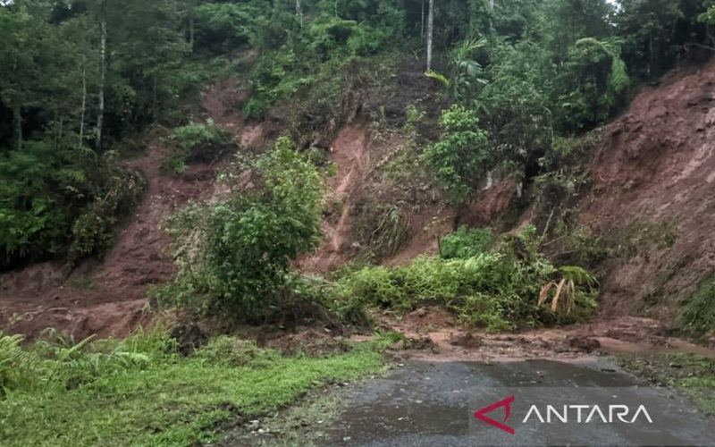 Jalan Utama di Sukanagara Cianjur Masih Putus akibat Tertimbun Longsor