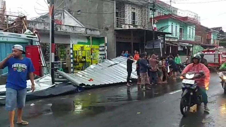 Angin Puting Beliung Terjang Malangbong Garut, Puluhan Rumah Rusak