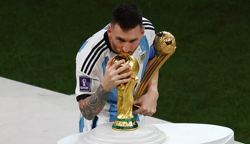 Momen Lionel Messi Cium Trofi Piala Dunia - Bagian 1