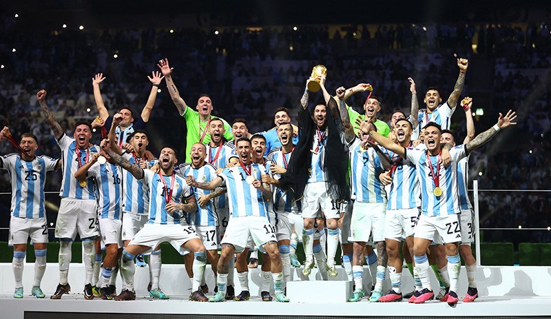 Selebrasi Timnas Argentina Angkat Trofi Piala Dunia 2022 - Bagian 4