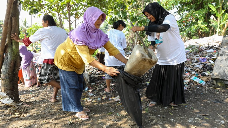 Komunitas Nelayan Pesisir Gotong Royong Bersihkan Muara Sungai Bondet Cirebon