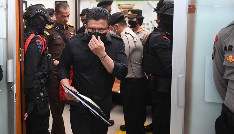Pakaian Serba Hitam, Ferdy Sambo Jalani Sidang dengan Saksi Meringankan - Bagian 2