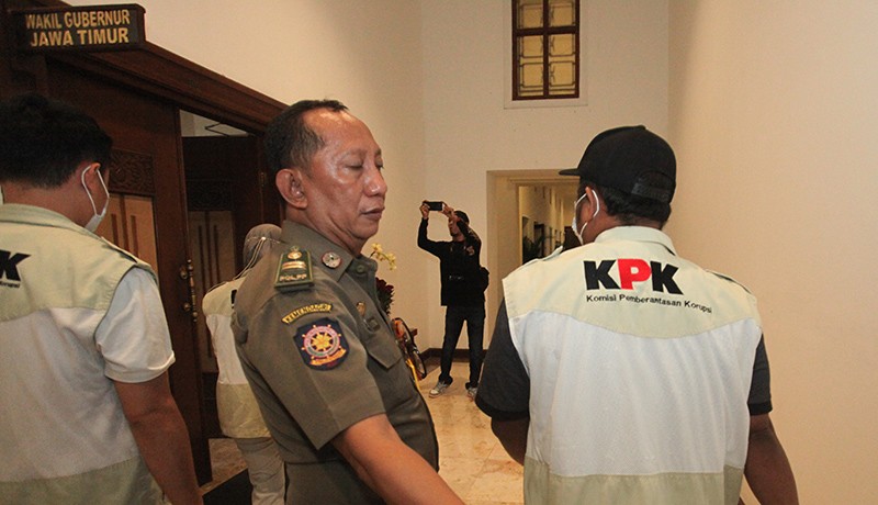 KPK Geledah Kantor Gubernur Jawa Timur - Bagian 1