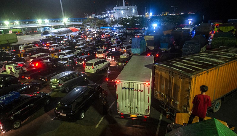 Pelabuhan Merak Dipadati Kendaraan Pemudik Jelang Nataru 2023 - Bagian 2