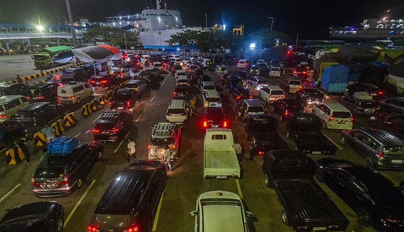 Pelabuhan Merak Dipadati Kendaraan Pemudik Jelang Nataru 2023 - Bagian 1