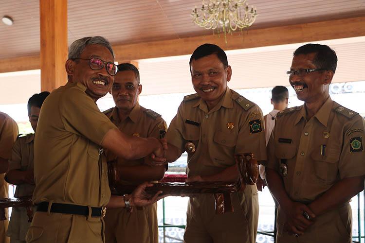 Lestarikan Dolanan Anak, Pemkab Kulonprogo Bagikan Alat Permainan Tradisional kepada Lurah