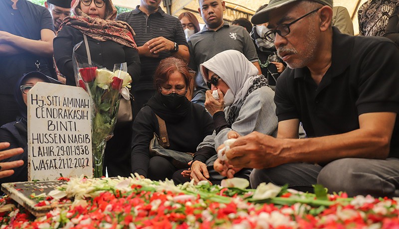 Suasana Haru Pemakaman Mak Nyak Aminah Cendrakasih - Bagian 3