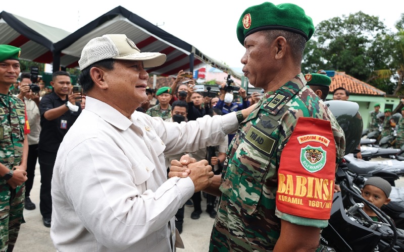 Perbaiki Kondisi Aparat, Menhan Prabowo Serahkan Motor ke Babinsa Koramil 1601 Indramayu