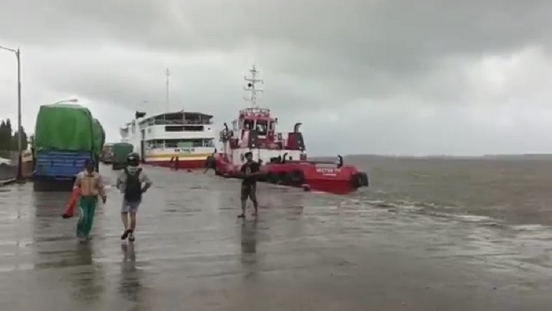 Cuaca Buruk, Pelayaran 2 Kapal di Pelabuhan Nusantara Parepare Ditunda 