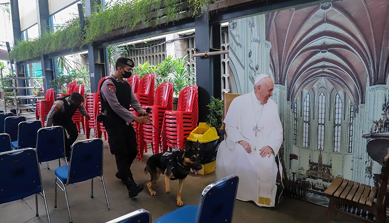 Polisi Sterilisasi Gereja Katedral Jelang Misa Natal 2022 - Bagian 1