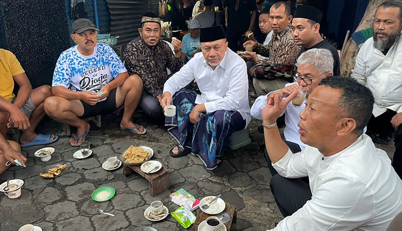Sambil Kunker, Zulhas Ngopi Santai Pakai Sarung di Pasar Ponorogo - Bagian 1