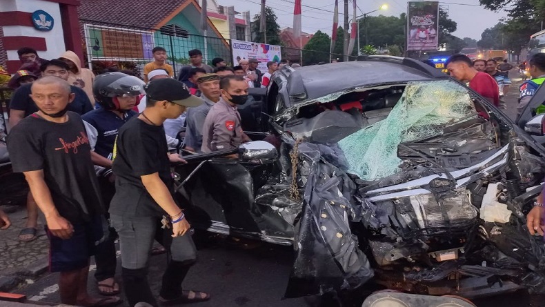 Kronologi Tabrakan Maut di Kuningan, Bapak dan Anak Tewas Terjepit 