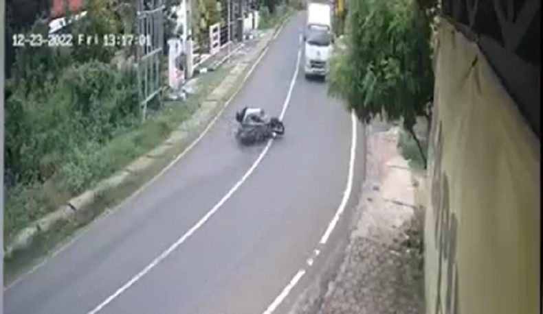 Viral Detik-Detik 2 Pelajar di Gresik Jatuh dari Motor dan Tewas Terlindas Truk 