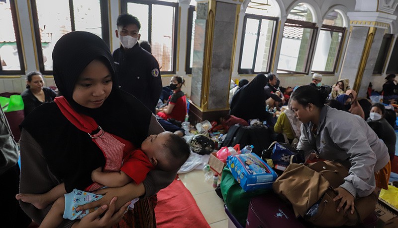 Korban Kebakaran Permukiman Padat Mampang Prapatan Mengungsi di Masjid - Bagian 3