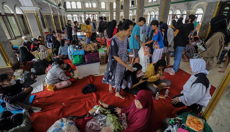 Korban Kebakaran Permukiman Padat Mampang Prapatan Mengungsi di Masjid - Bagian 1