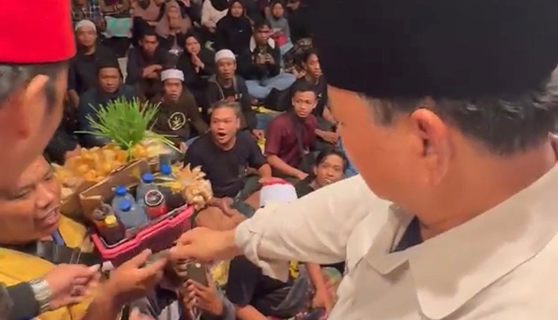 Momen Prabowo Berikan Jam Tangan hingga Baju Safarinya untuk Pedagang Asongan - Bagian 1