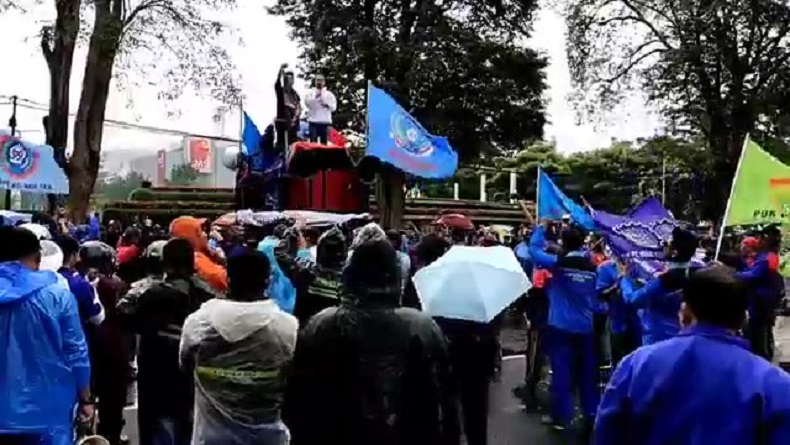 Buruh Geruduk Gedung Sate Bandung, Desak Ridwan Kamil Segera Sahkan UMK 2023